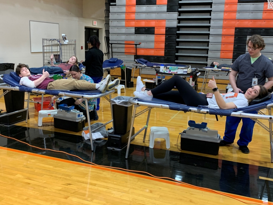 blood donors giving thumbs up